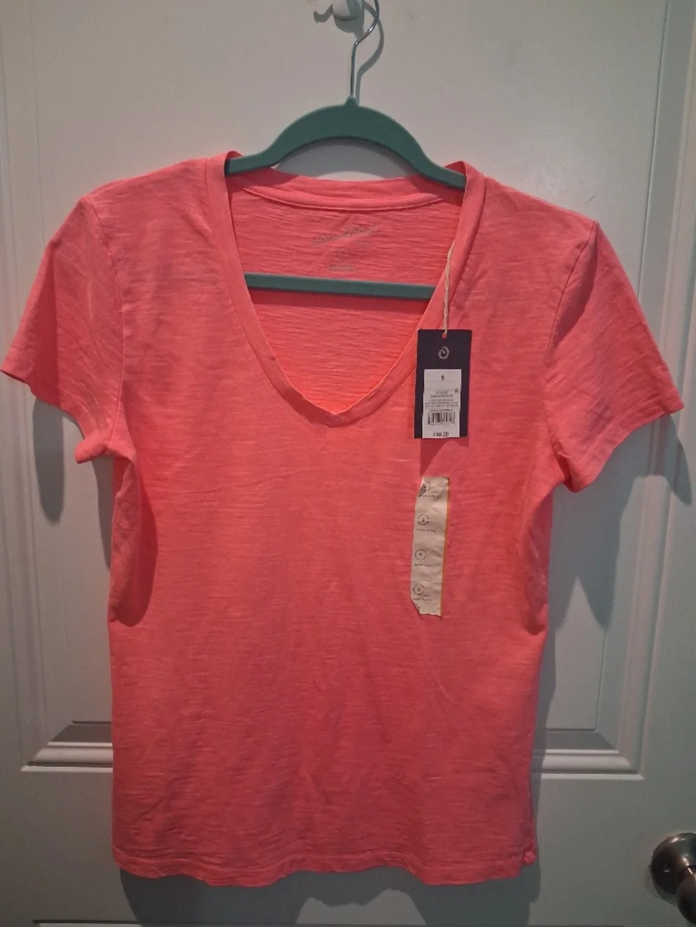 NWT--UNIVERSAL THREAD WOMEN'S PINK COTTON V-NECK TOP! - Picture 1 of 6
